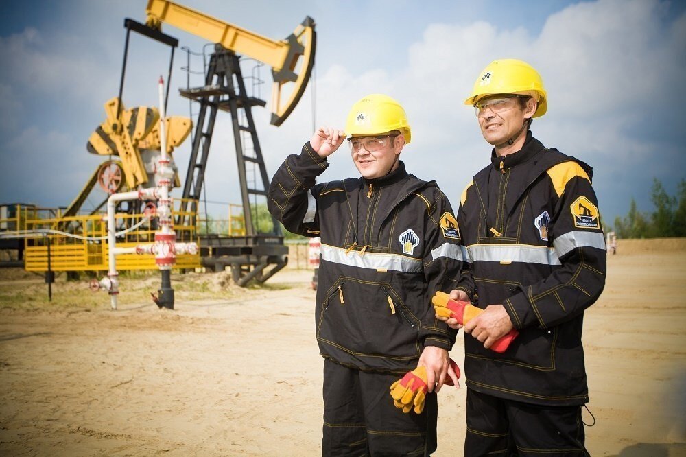  Заголовок: Опыт работы в нефтяной отрасли: перспективы, вызовы и возможности карьерного роста.
Введение: Нефтегазовая отрасль является одной из ключевых и самых важных сфер экономики.-2