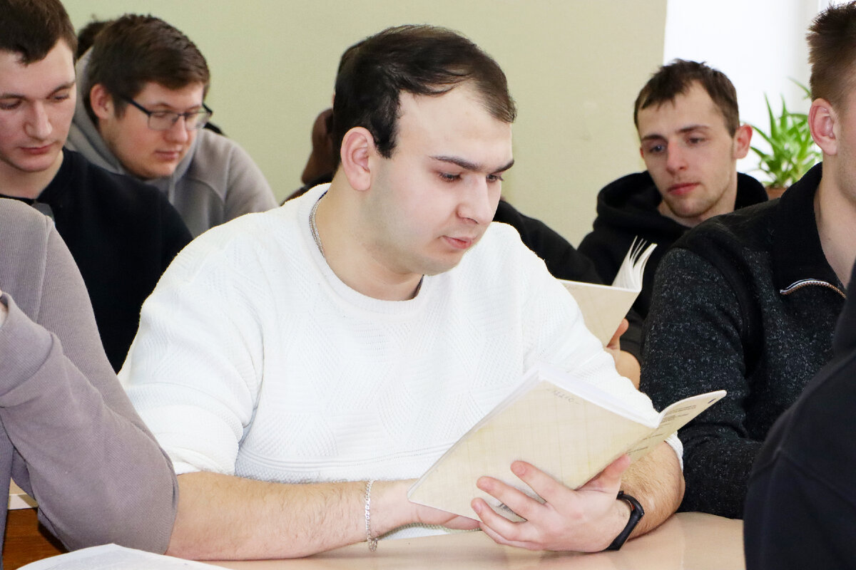 Человек оратор. Свою необходимую аудиторию. Девушка выступает. Мужская аудитория. Оратор и аудитория.