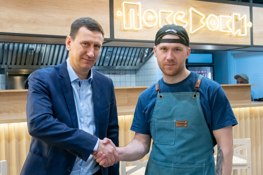 Сергей Горбачев (слева) в гостях у Максима Крюкова: власть и малый бизнес в Ноябрьске давно нашли общий язык.