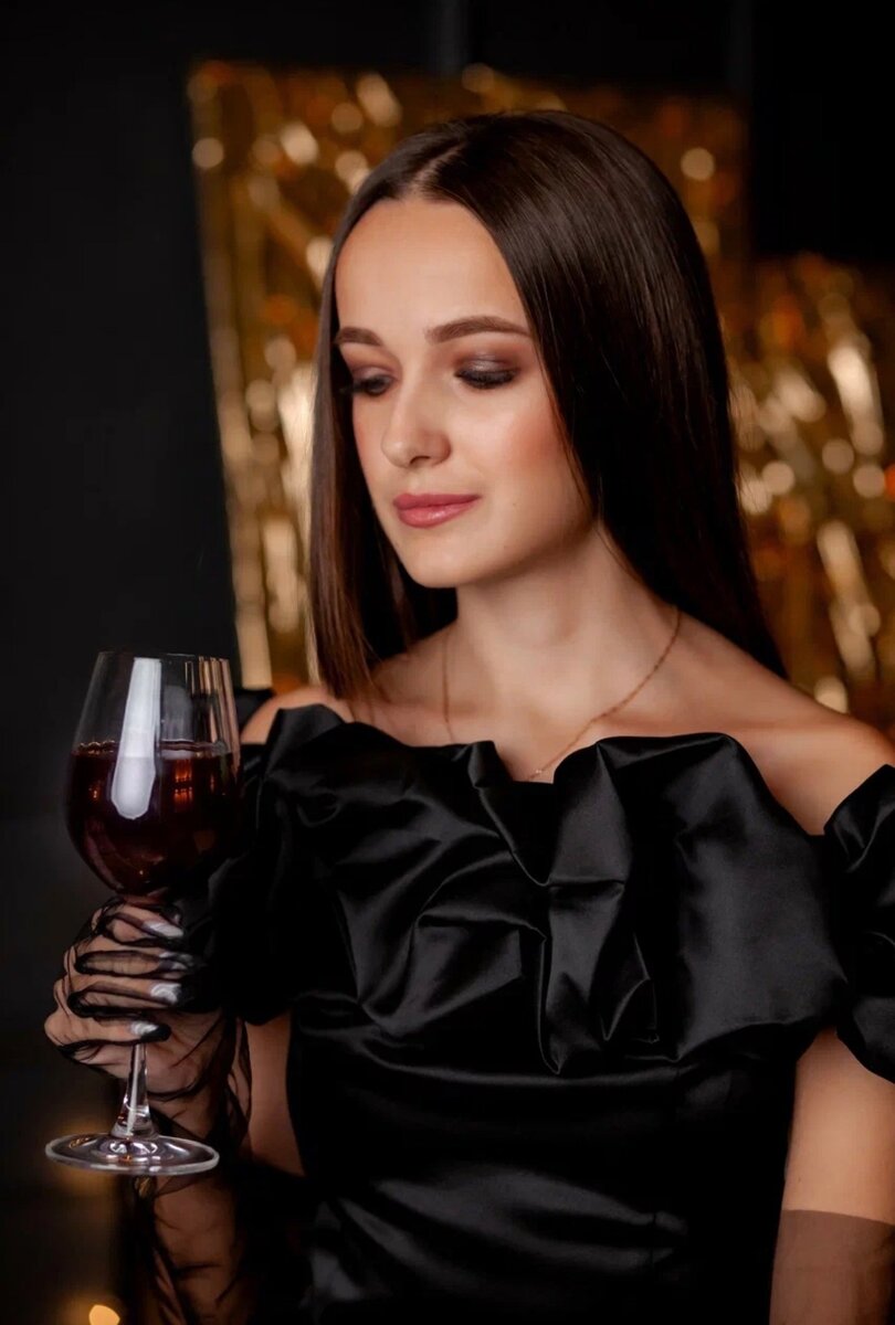 Красное платье. Стиль элегантных женщин. Стильный вечерний образ. Шанель габриэль марго робби. Элегантная фотосессия.