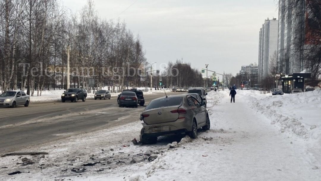    В Нижневартовске столкнулись три автомобиля