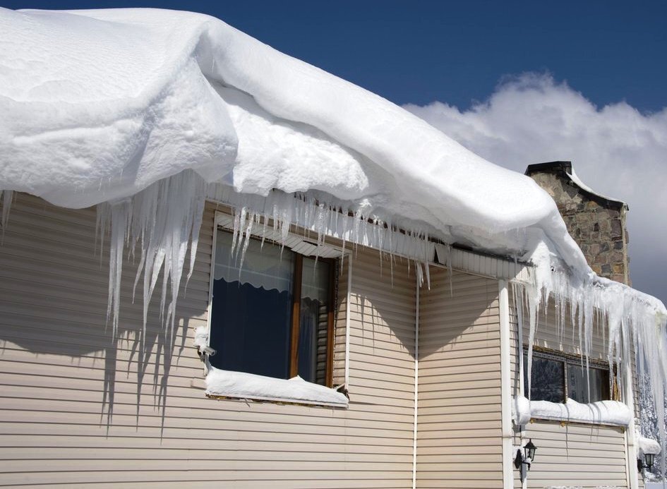 Стоит в снегу вопрос. Люди зимой. Мужчина в снегу. Много снега в москве. Парень зимой.