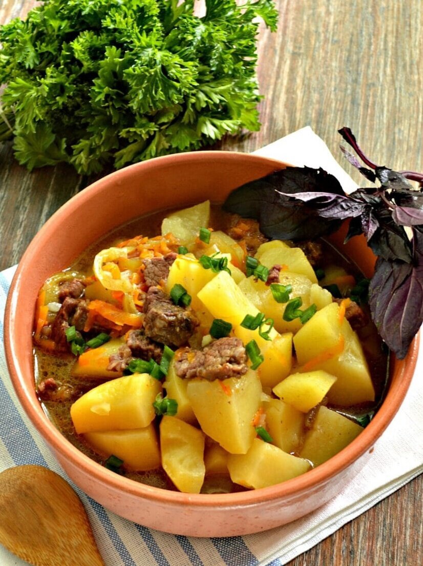 Блюда из говядины. Тушёная говядина с луком. Гедлибже (курица, тушенная в сметане). Тушеная в луке. Тушеная в луке.