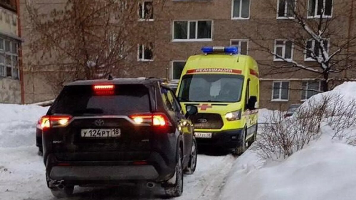     В Ижевске, на улице Удмуртской, группа медиков направлялась на вызов к маленькому ребенку. Однако их путь был прегражден водителем черной Тойоты, номер которой известен как правоохранителям, так и редакции Udm-Info.