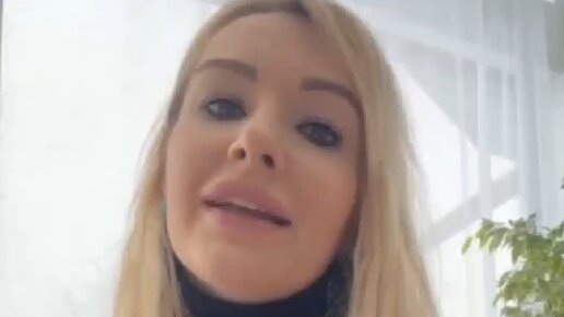 Ключи от квартиры в руке. Выдача ключей. Девушка дает ключи от кв. What is your proof. Рука с ключами.