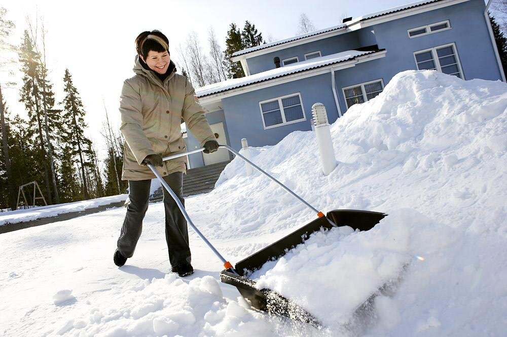 Убирает снег. Скребок для чистки снега. Лопата скребок для уборки снега. Приспособления для чистки снега во дворе. Убрать сугроб