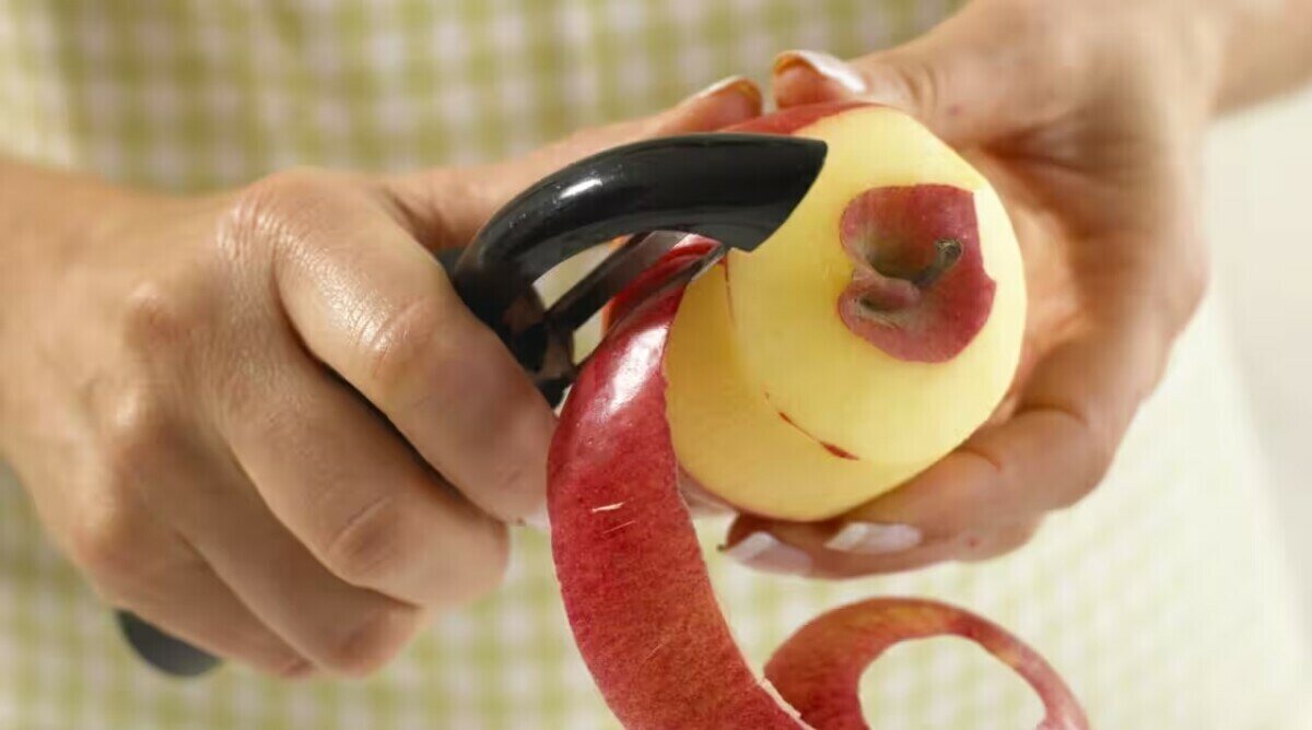 Цедра яблоко. Чистить от кожуры. Почистить фрукты. Яблоко чистка от кожуры. Человек счищает кожуру с яблоками.