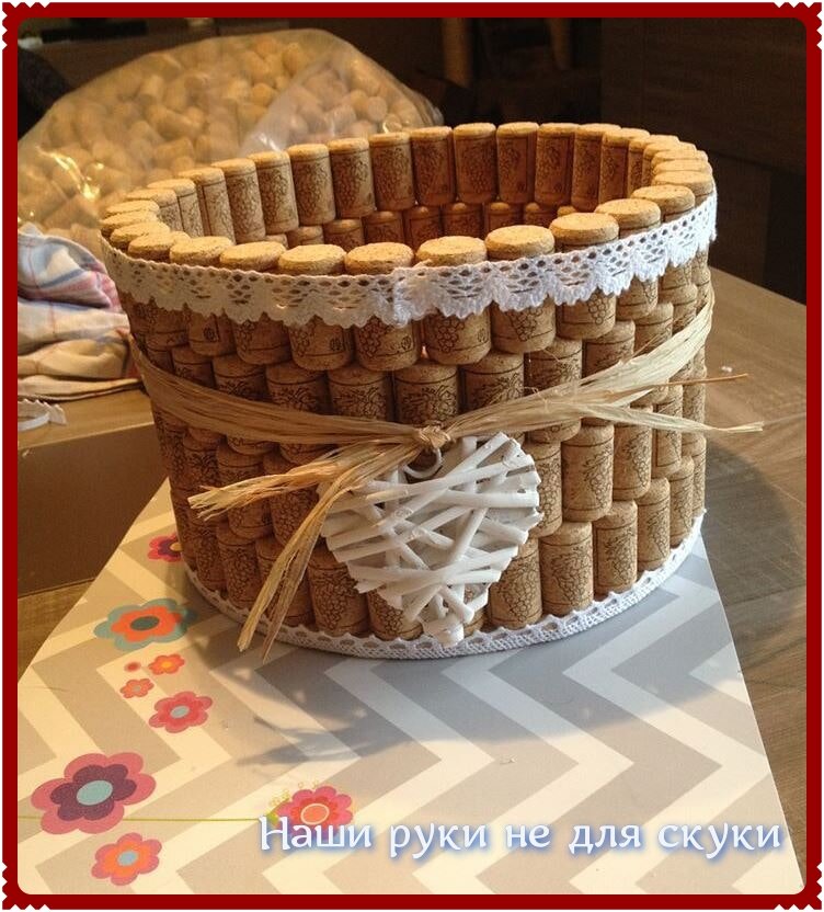 Столик из пробок. Пробковая затычка для бутылок. Из чего делают пробки для вина. Винная пробка натуральная из коры дуба. Завод пробкового дерева.