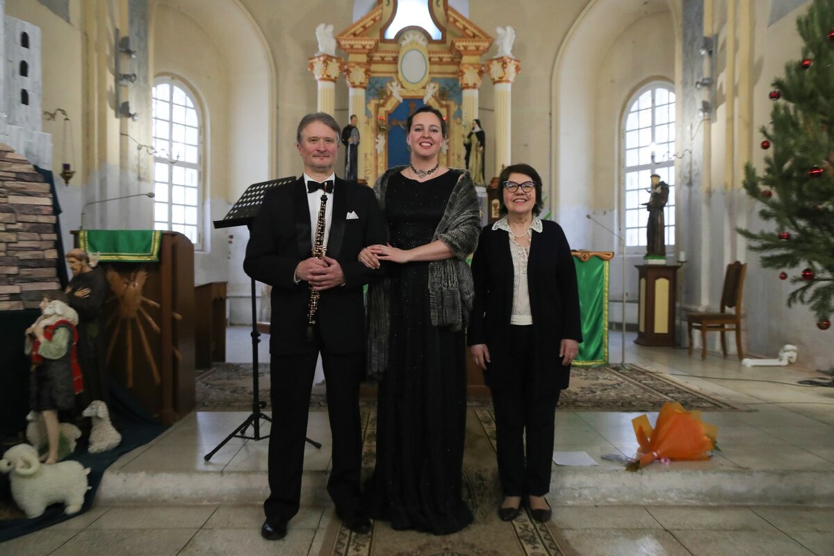 Весна волшебство. Ирина орлова тюмень. Дети с цветами. Сказочная весна. Девочка обнимает мишку.