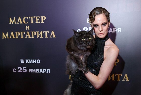    Изабель Эйдлен и кот Кеша на премьере фильма «Мастер и Маргарита»