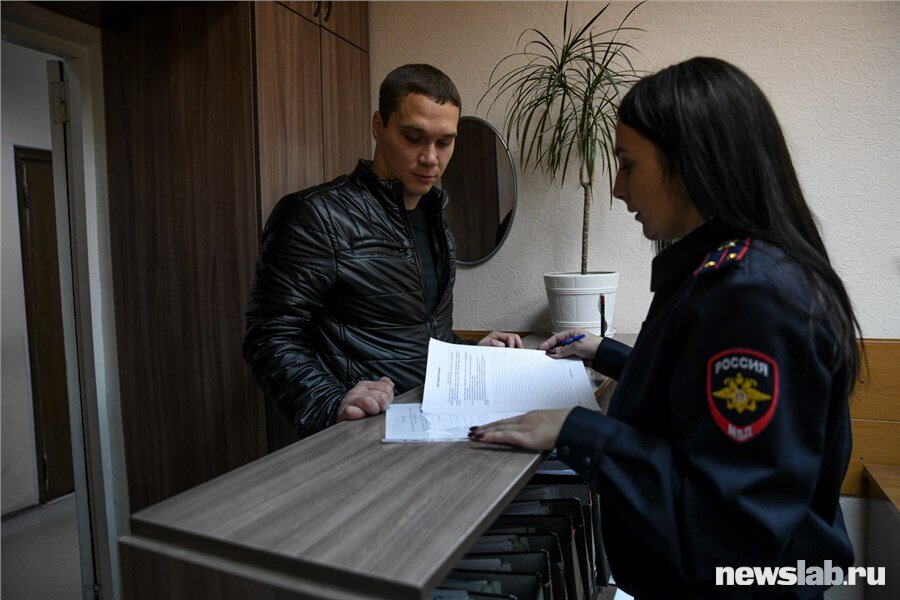 Полицейский берет. Полиция россии. Что нужно чтобы пойти работать в полицию. Полицейский россии. Девушки сотрудницы полиции.