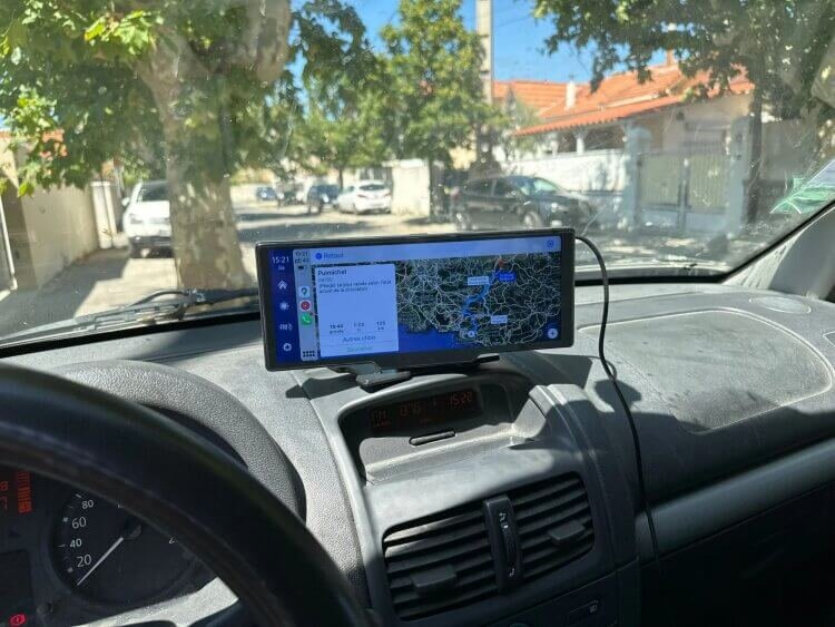    Разместить экран можно так, что он не будет мешаться и загораживать обзор. Изображение: aliexpress.ru