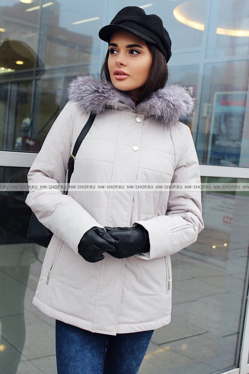 Пример удачного образа девушки в куртке с аксессуарами