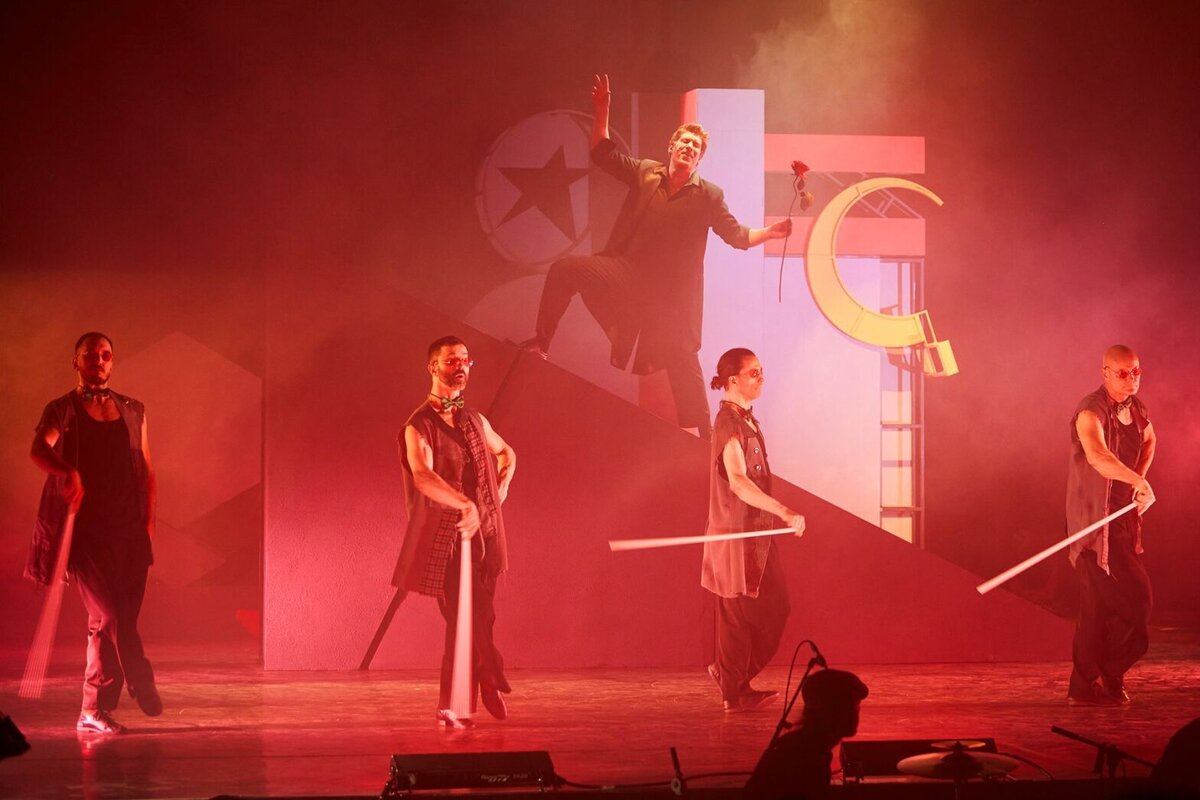 Театр имени маяковского основная сцена. Театр маяковского балкон 1 яруса. Спектакль маэстро театр маяковского. Театр владимира маяковского. Московский академический театр имени владимира маяковского.