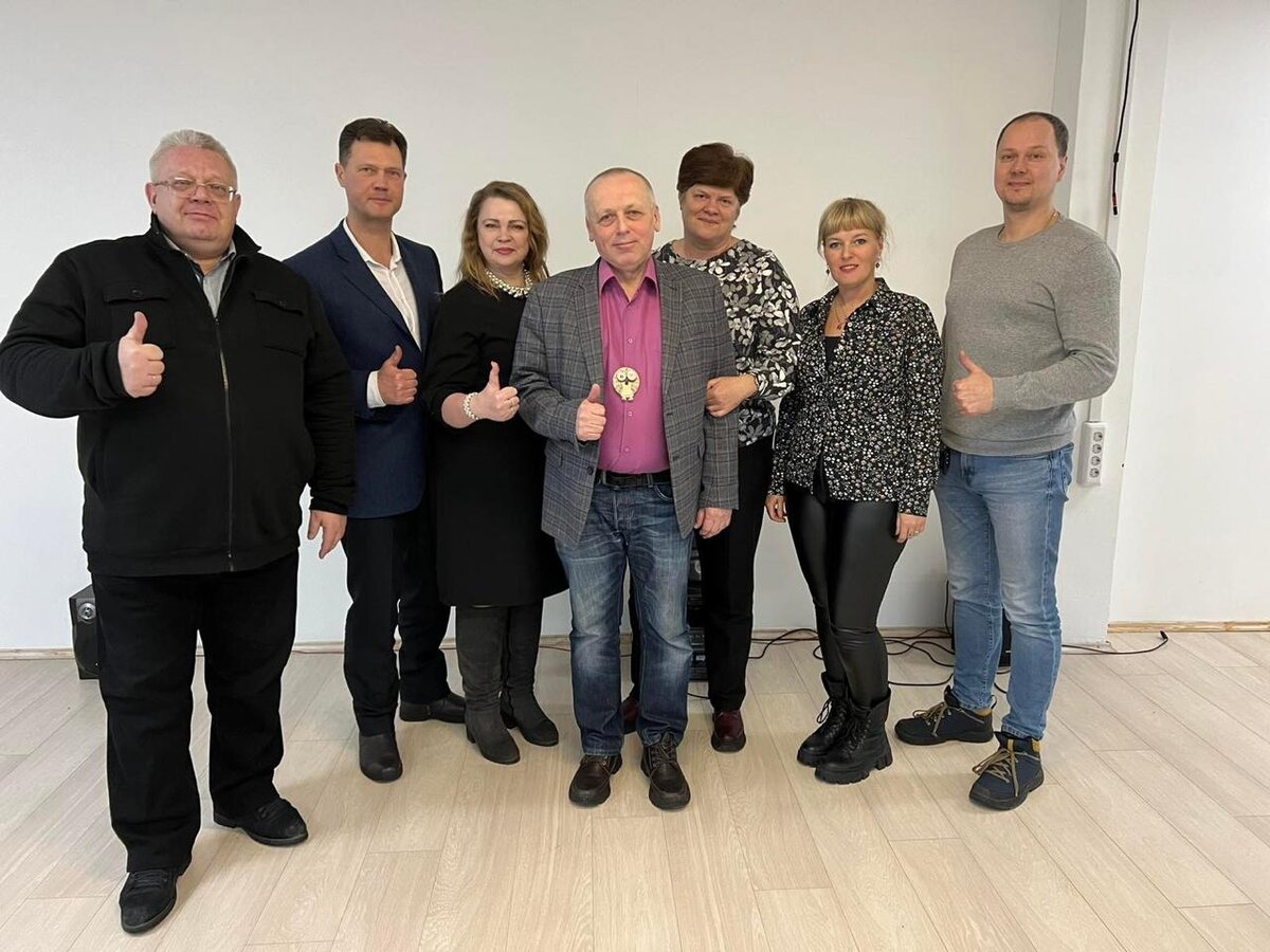 Команда эрудитов НИИК и тренер-организатор игр Дмитрий Красильников (слева)