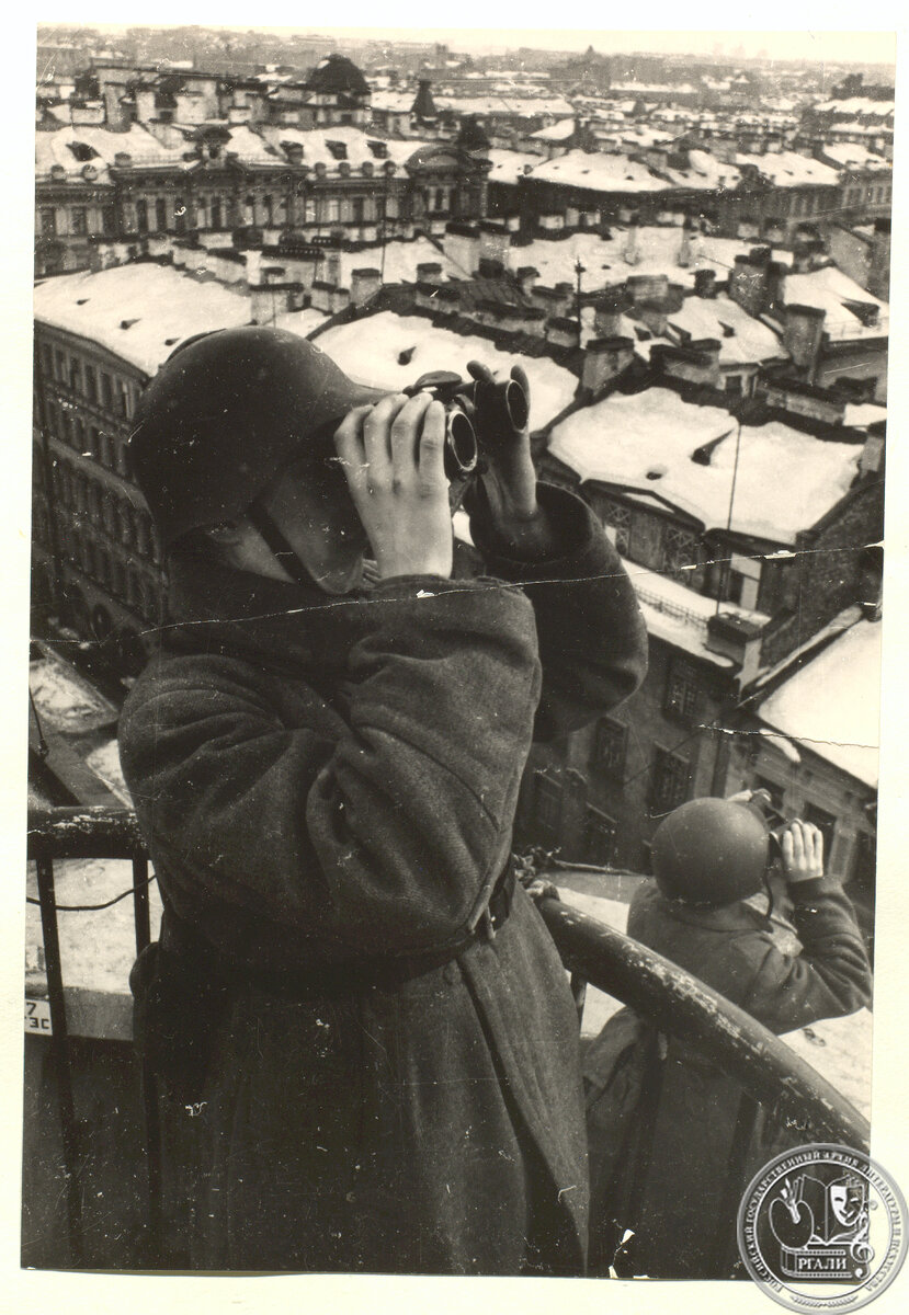 Наблюдение за небом. Фотография М.А. Трахмана из серии «Ленинград в блокаде». 1941-1943 гг. РГАЛИ. Ф. 3141. Оп. 1. Ед. хр. 838.