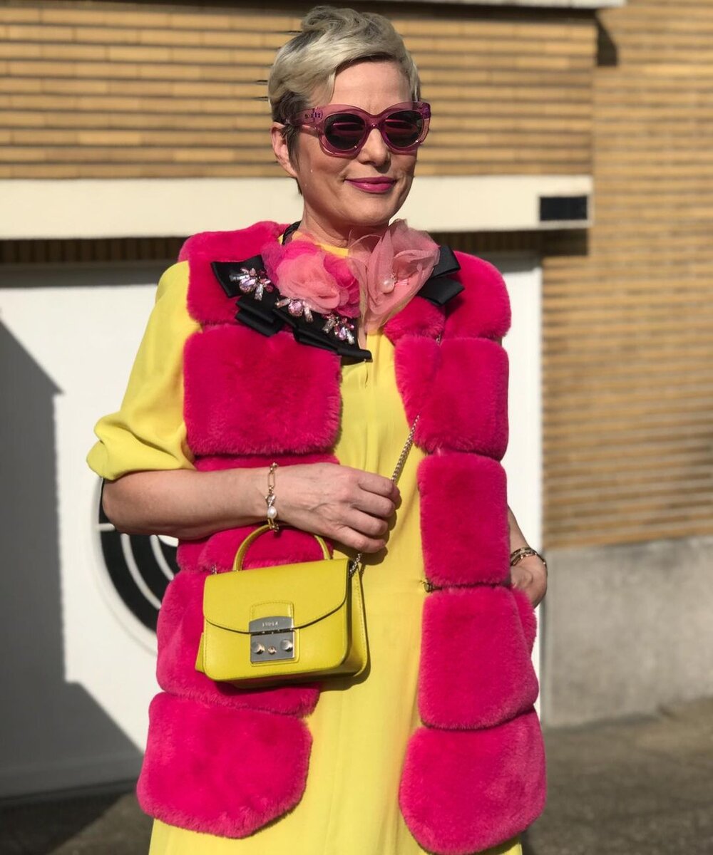 красивые модные девушки.