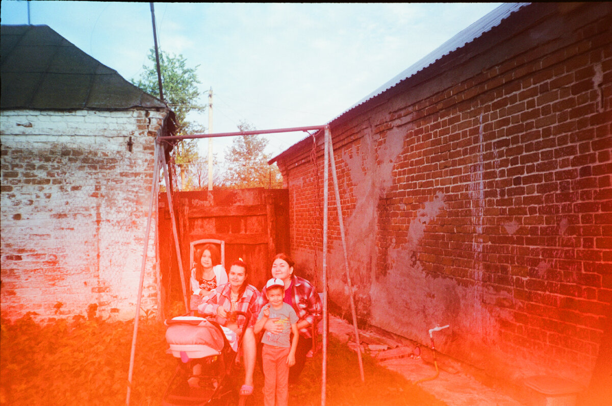 Собрать ребенка в деревню. Счастливое детство в деревне. Ребенок ест землянику. Дети на сенокосе. Сбор грибов в лесу.