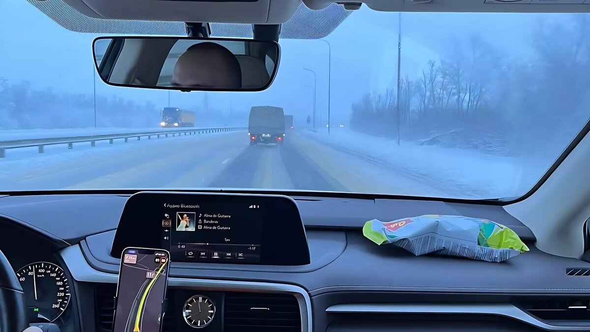     Накануне многокилометровые снова сковали трассу М-4 «Дон» в Ростовской области, водители в социальных сетях связывают это с огромными ямами на дороге.