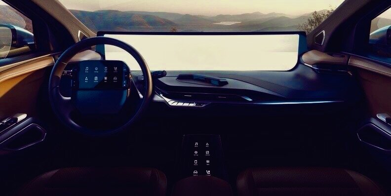 Непонятно куда смотреть, на абсурдно огромный экран или на дорогу.