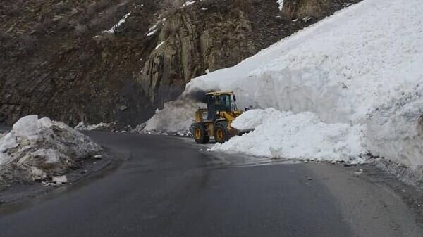 Лавины (снежные обвалы) в горах. Сель снежная лавина. Оползни сели обвалы снежные лавины. Обвал в горах. Сходы лавин, селей.