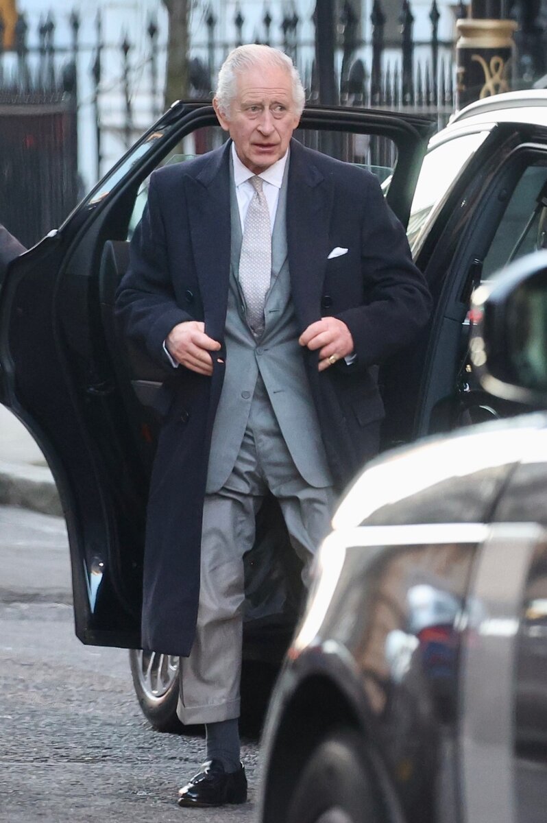 Чарльз в пятницу утром приехал на операцию. 