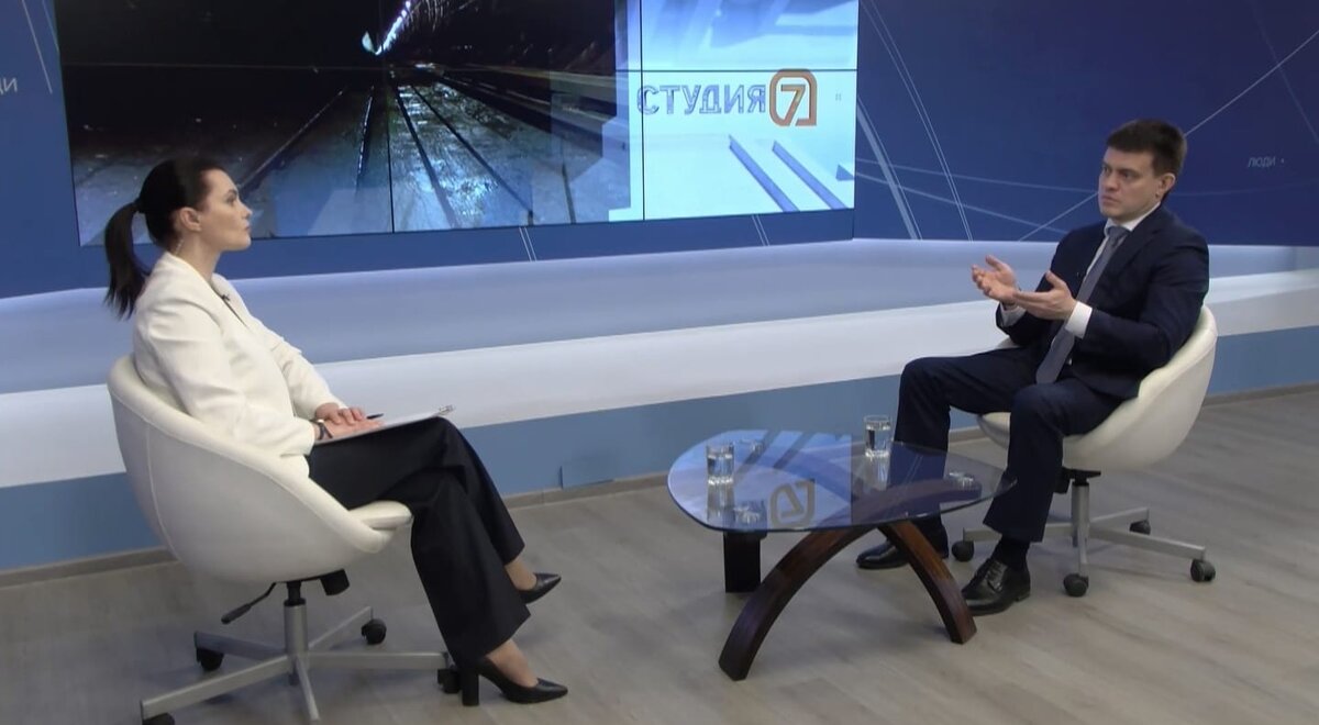 Мужчина и женщина в офисе. Встреча коллег. Дружище работа. Эффективная команда. Разговор с клиентом.