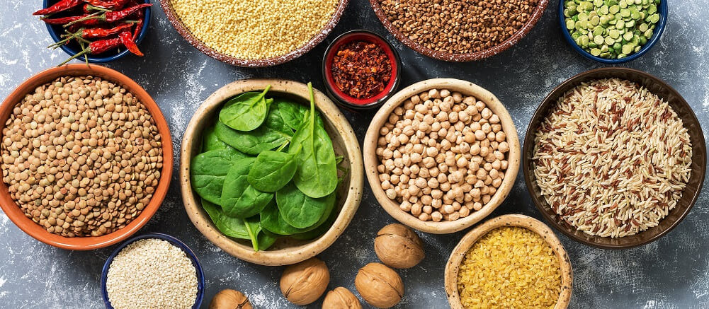 При отказе от животного белка важно восполнить его нехватку растительными аналогами, иначе можно здорово физически истощить организм