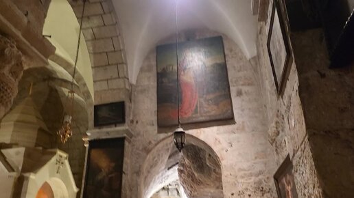 Савинов зажег несколько свечей. Зажженная свеча памяти. Свеча. Горящие свечи. Свеча со спичками.