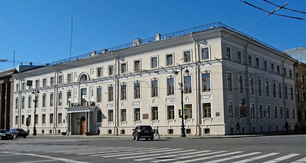 Величественное здание вполне соответствует имиджу прокуратуры