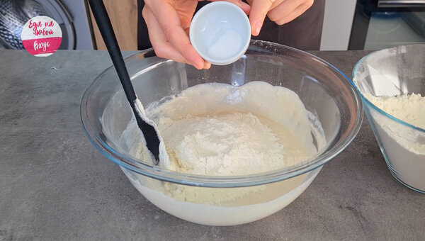 месить тесто. раскатка теста на вареники. что делает тесто крутым. что делает тесто крутым. месить тесто.