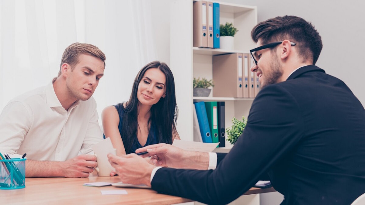 Продавец квартиры. Недвижимость. Продавец жилья. Риэлтор с клиентами. Менеджер по недвижимости.