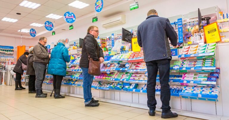 25 рублей юбилейные. Ассигнация 5 рублей. 75 рублей стоит. 8 карандашей стоят на 250 рублей. Поддельные монеты.