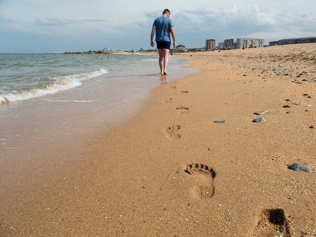 Температура воды в море махачкала. Каспийское море Махачкала пляж. Каспийское море пляж Джами. Песчаные пляжи Дагестана. Пляж черные камни Махачкала.