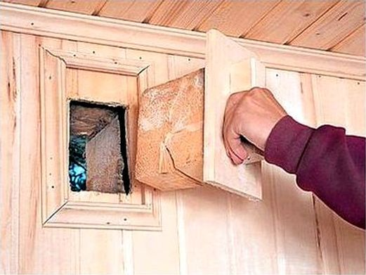 Вентиляционное окно в бане должно располагаться так, чтобы до него было удобно дотянуться рукой.