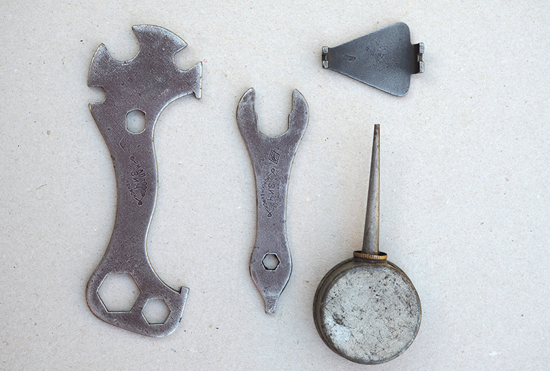 Полный заводской комплект инструментов для советского велосипеда ЗИЧ-1 1940-х годов - поди, найди.
