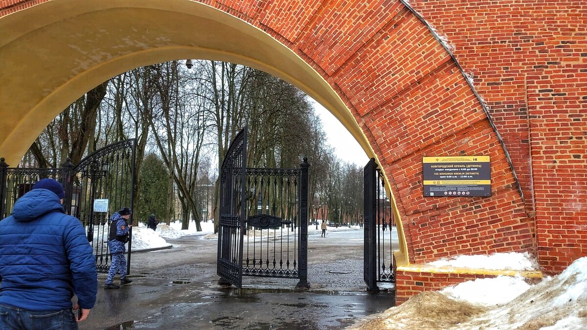 Пречистенская арка, построенная в 1820 году на месте надвратной Пречистенской башни.