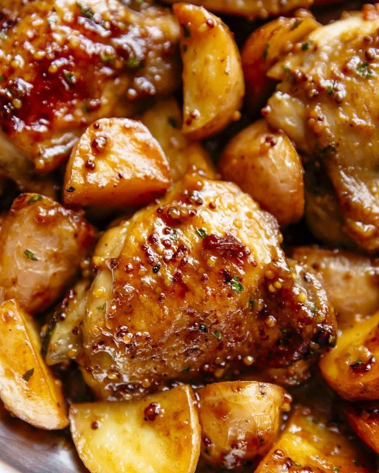 Курица в духовке целиком с хрустящей корочкой. Курица в медово-горчичном соусе в духовке. Курица в медово-горчичном соусе в духовке. Куриное филе в медово горчичном соусе. Горчичный маринад для курицы.