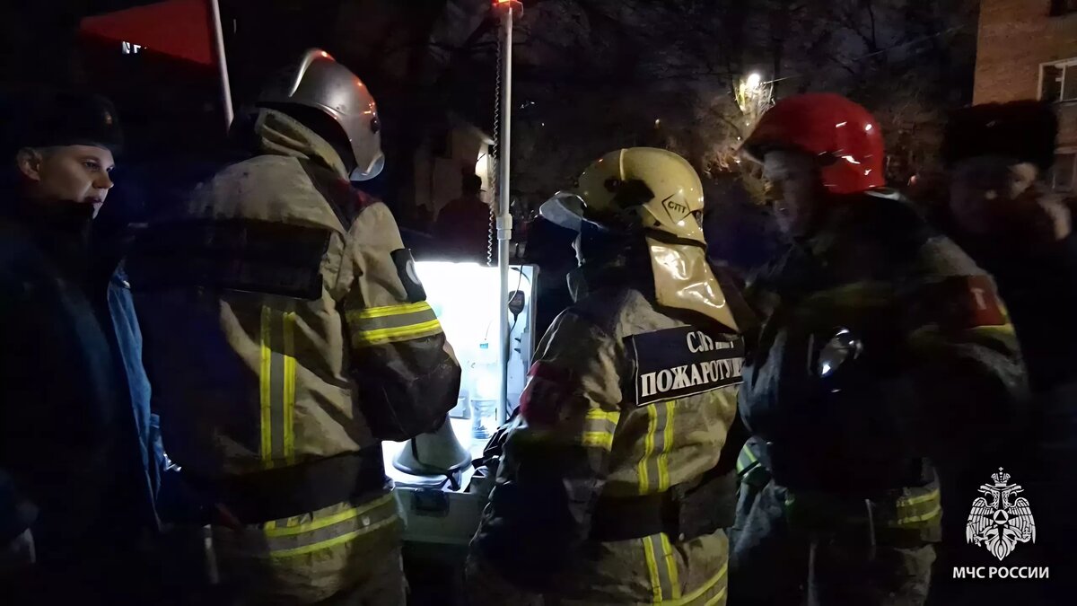     На Ворошиловском в Ростове пожар вспыхнул в многоквартирном доме, рассказали в МЧС.