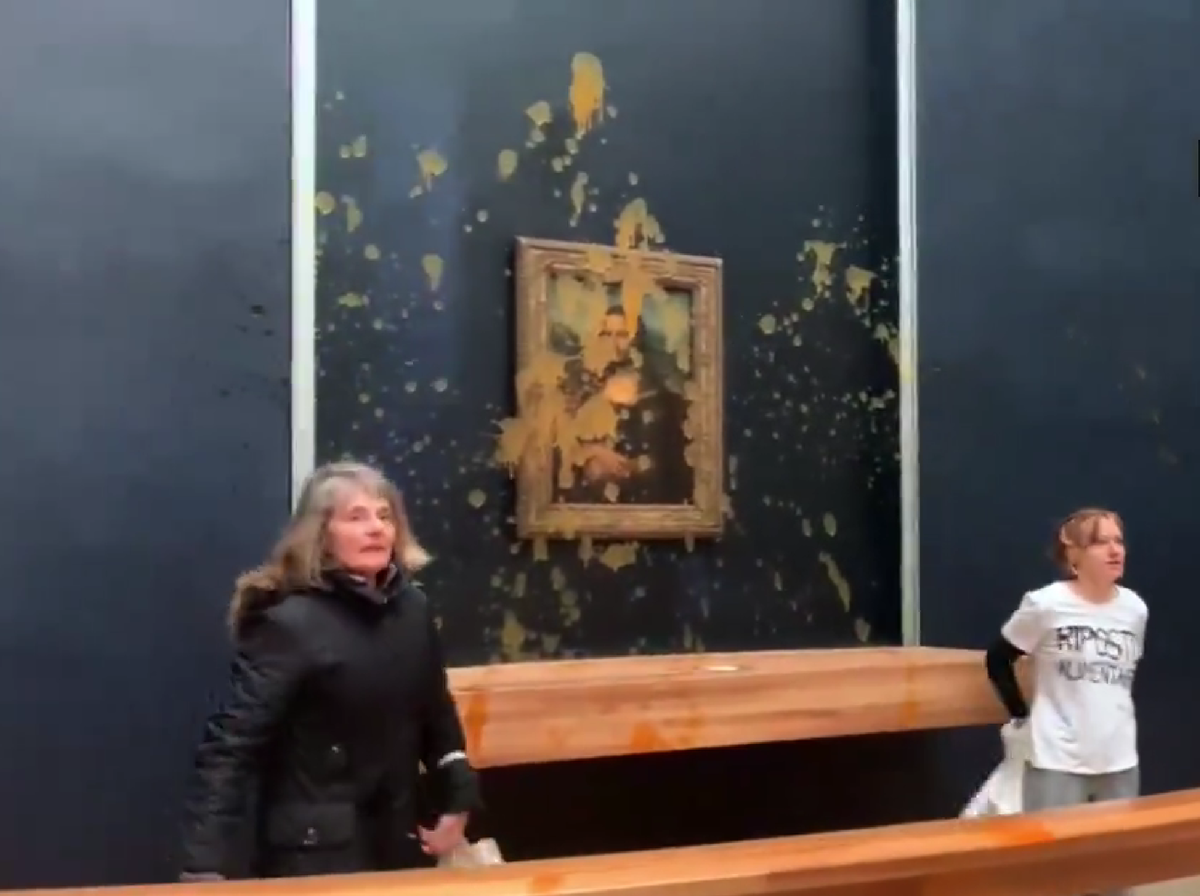 В Париже совершено нападение на одну из самых известных картин мире. Экоактивисты прошли в Лувр и облили супом полотно Леонардо да Винчи "Джоконда".