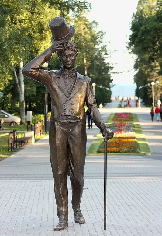 ян ларри портрет. приключения карика и вали читательский дневник. ян ларри необыкновенные приключения карика и вали краткое содержание. краткое содержание ларри. надеждина надежда августиновна партизанка лара.