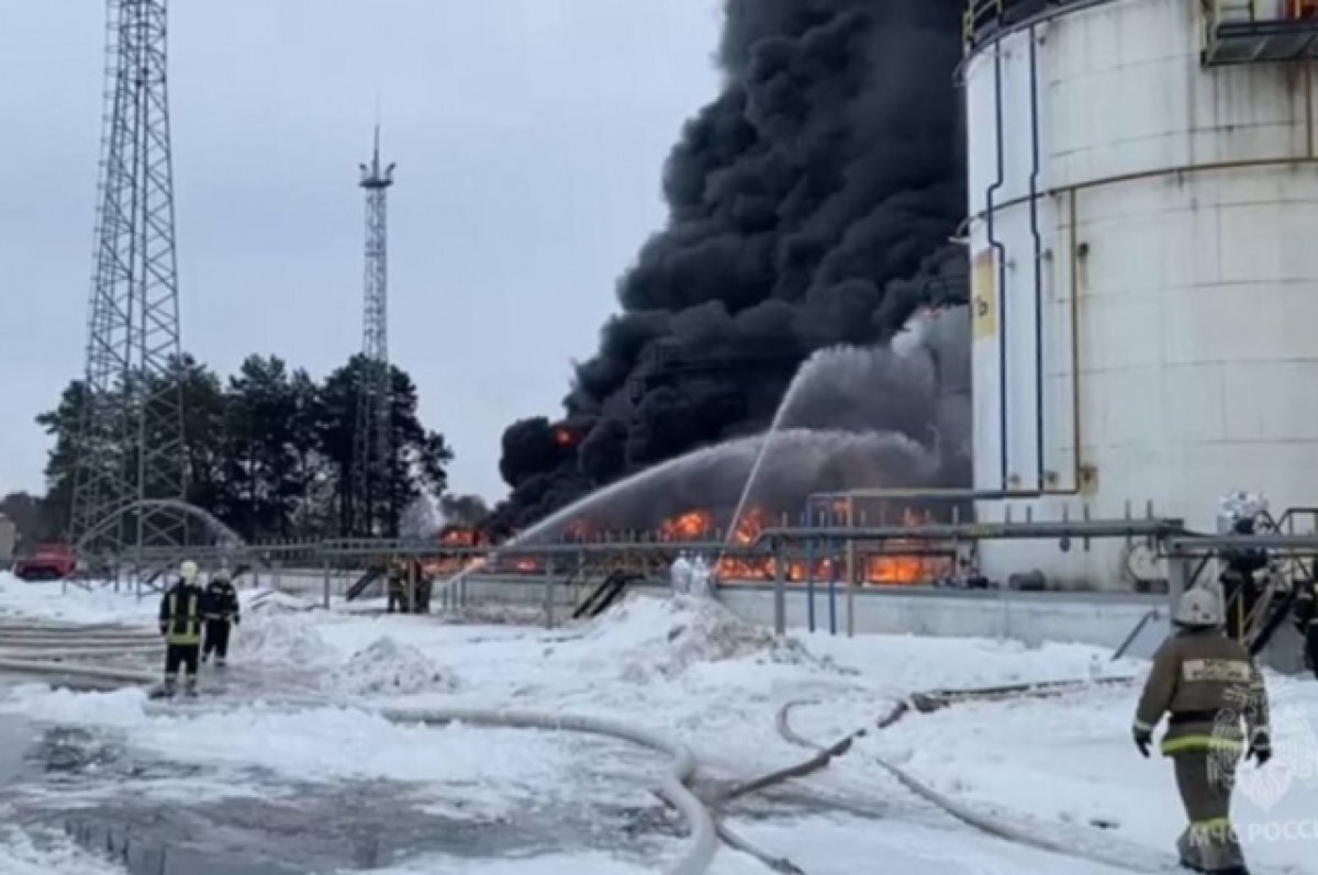    Полыхали четыре резервуара с бензином, площадь возгорания составляла тысячу квадратных метров.