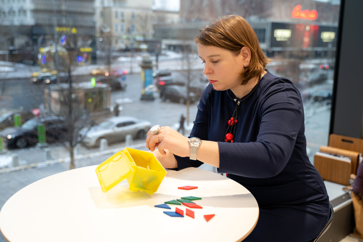 Всем привет! Меня зовут Елена Сокол и я логопед-практик. Я помогаю обычным мамам из нашей с вами жизни заниматься со своими детьми самостоятельно.