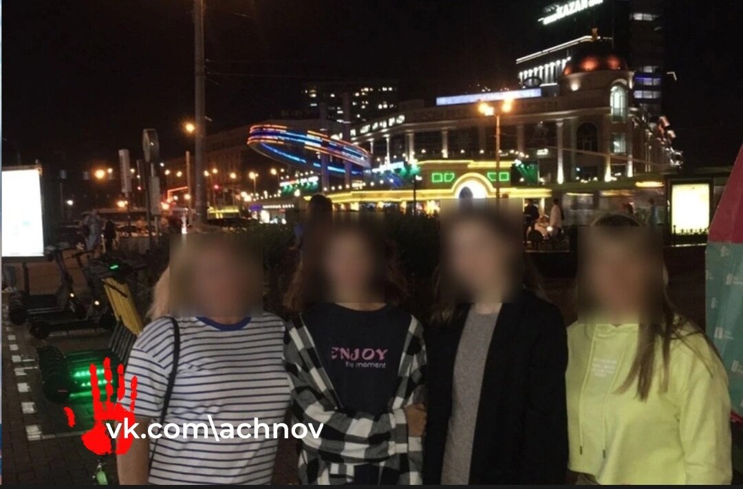 В америке девочка позвонила в 911. Девочка вызвала полицию. Гриферша. Девушка полицейский задержание. Стример который ударил девушку головой об стол.