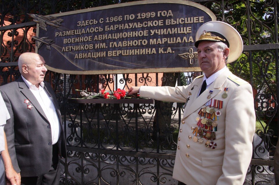    Каждый год в день ВВС бывшие курсанты БВВАУЛ собираются у родного ВУЗа Олег УКЛАДОВ