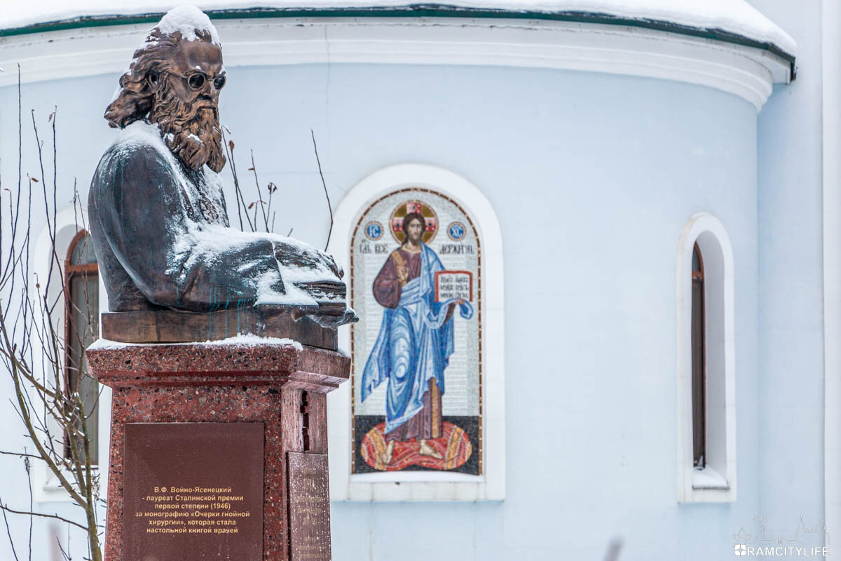 Памятник с изображением Валентина Феликсовича Войно-Ясенецкого, более известного в христианстве, как Святитель Лука - архиепископ Крымский