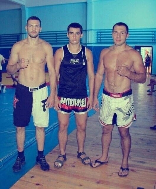 Человек прыгает через пропасть. После меня хоть потоп. Меня где то поджидает успех. Страх и бесстрашие. Успех в жизни.