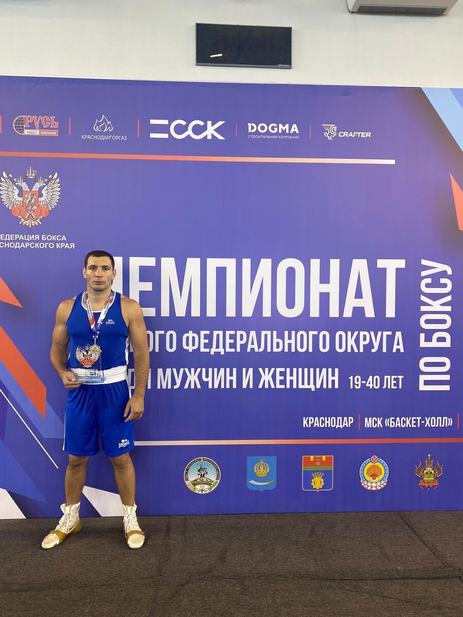 Поздравления с победой в соревнованиях. Победитель. Успех в карьере. Кубок в руках. Поздравление с достижением.