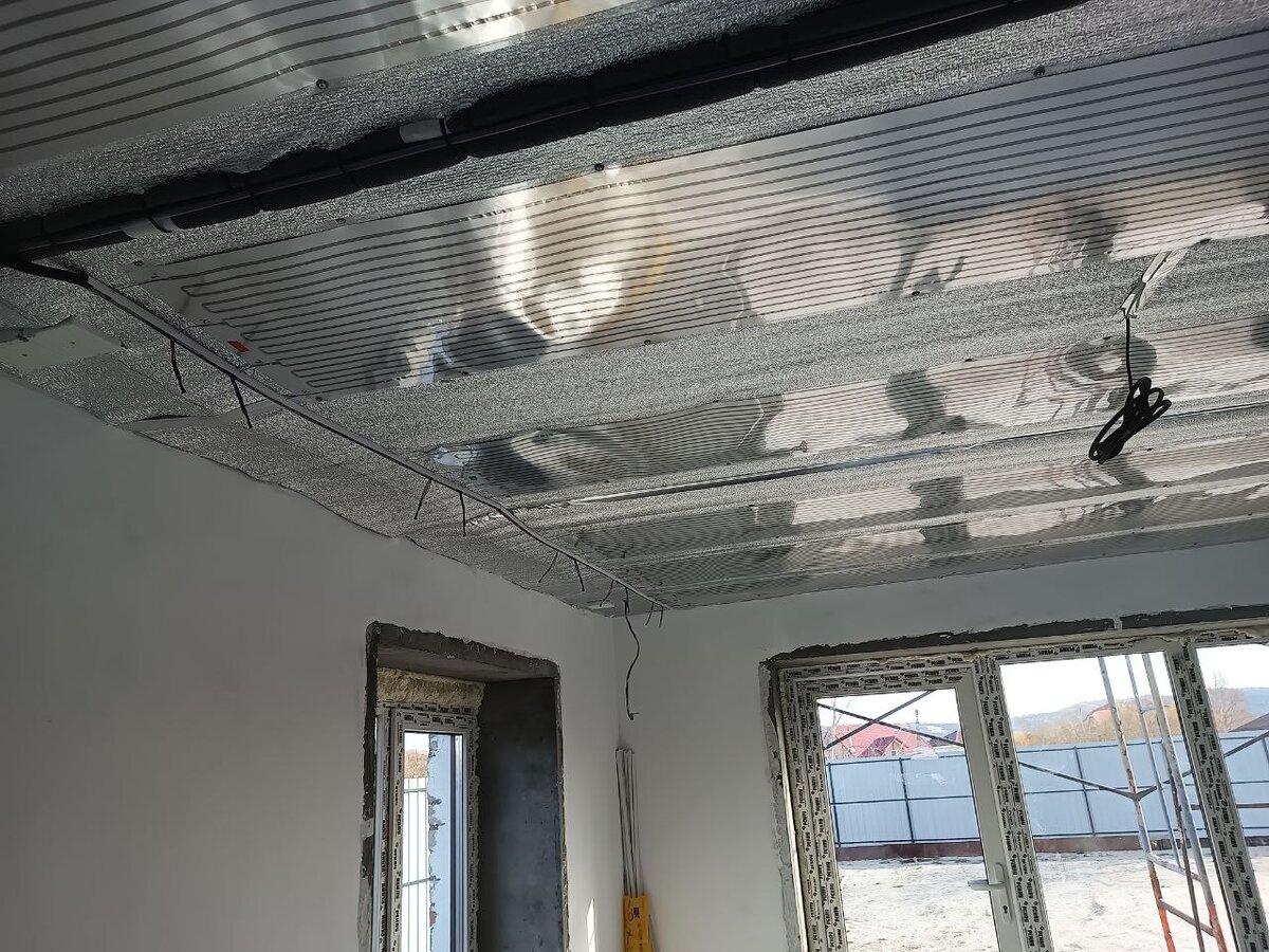 Толщина ПЛЭН позволяет монтировать натяжное полотно, при этом не превышая стандартный отступ от потолка