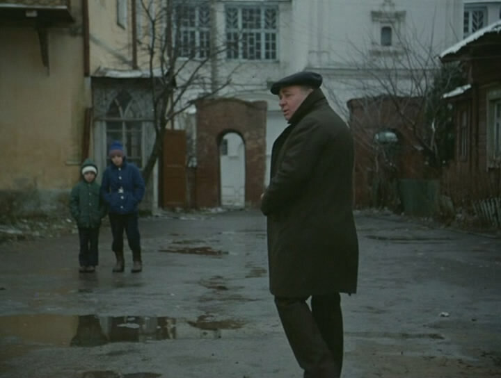    Актер Евгений Леонов на улице Баумана в Калуге. Из фильма «Слезы капали». Фото:  Кадр из фильма